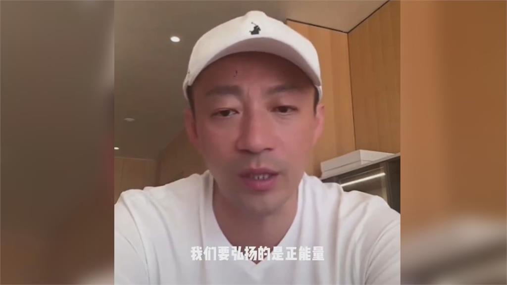 汪小菲躺著賺？直播「躺著帶貨」還有正妹幫搧風　本尊氣炸：我這種人嗎！