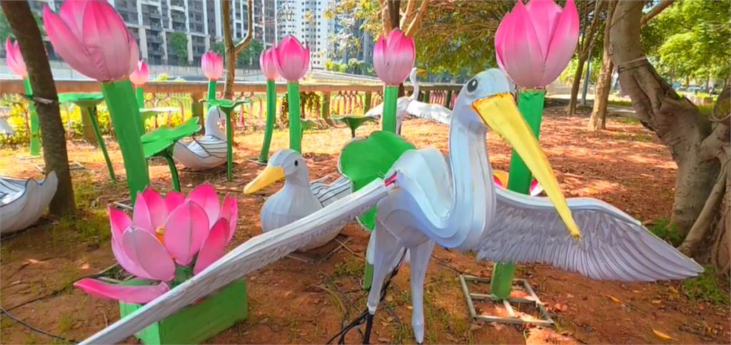 桃園龜山滯洪池花燈造景怪怪的　蓮花搭配「白鳥」挨批「像這個」