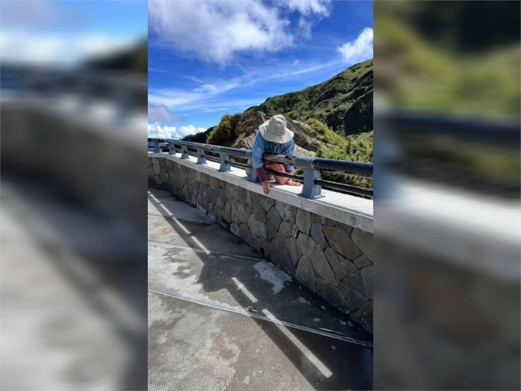 快新聞／為了拍照不顧命！女子武嶺翻欄杆攀山壁　違規最高罰1500