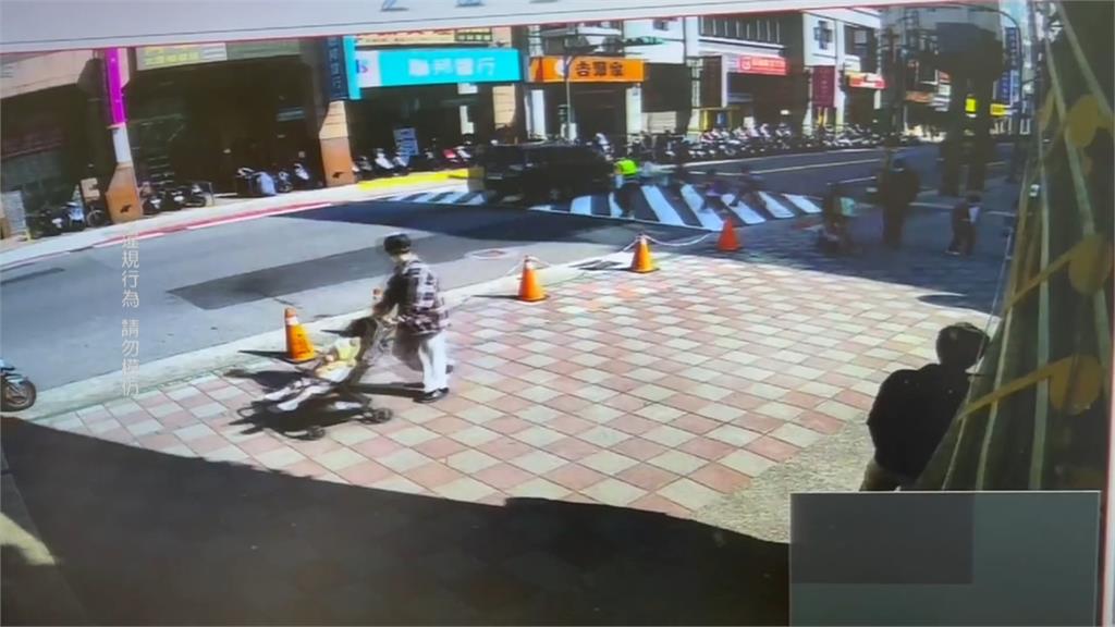 驚悚一瞬間！北投國小前加速闖紅燈　整排學童險遭撞