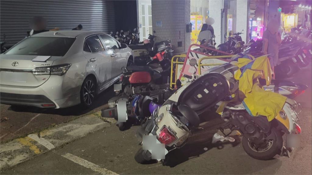 撞一排!駕駛疑為閃流浪狗 失控衝撞28路停機車
