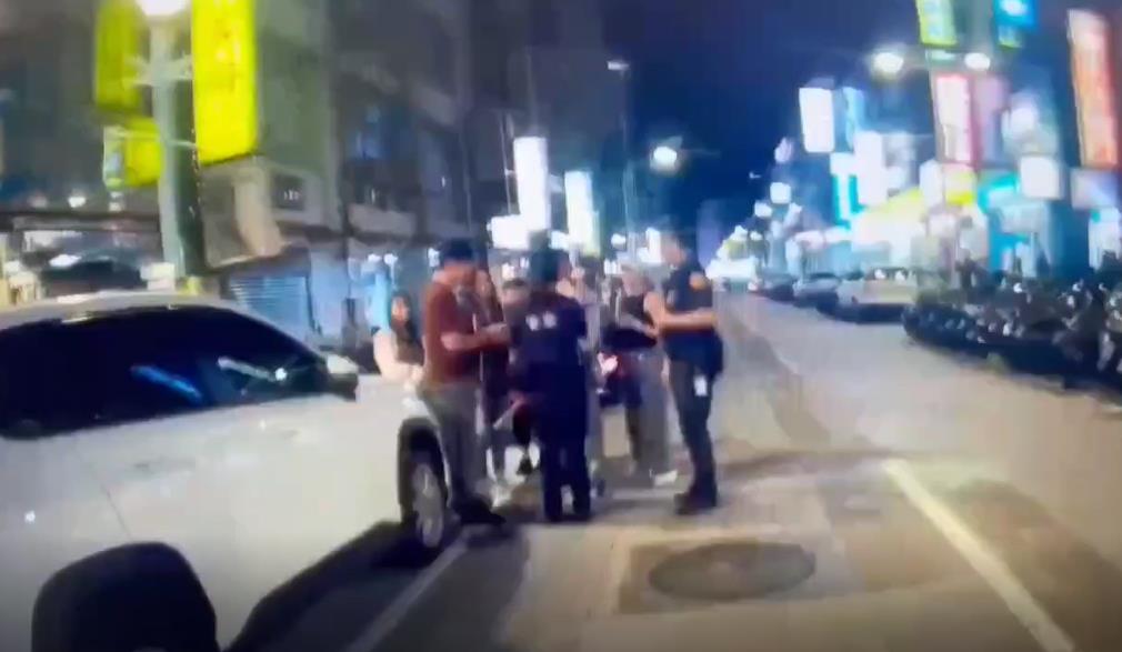 大馬遊客隨手拍車遭誤會「想檢舉」　竟在寧夏夜市上演「街頭扭打」！