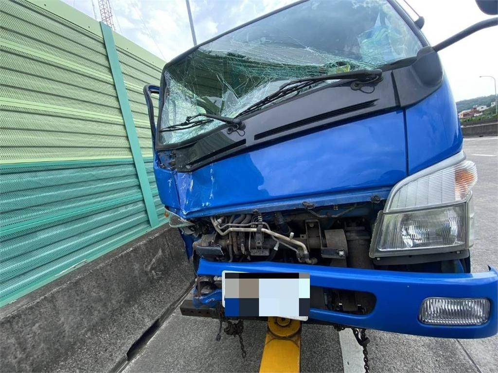 離奇！國道9車連環撞　1駕駛見警竟翻越護欄逃跑