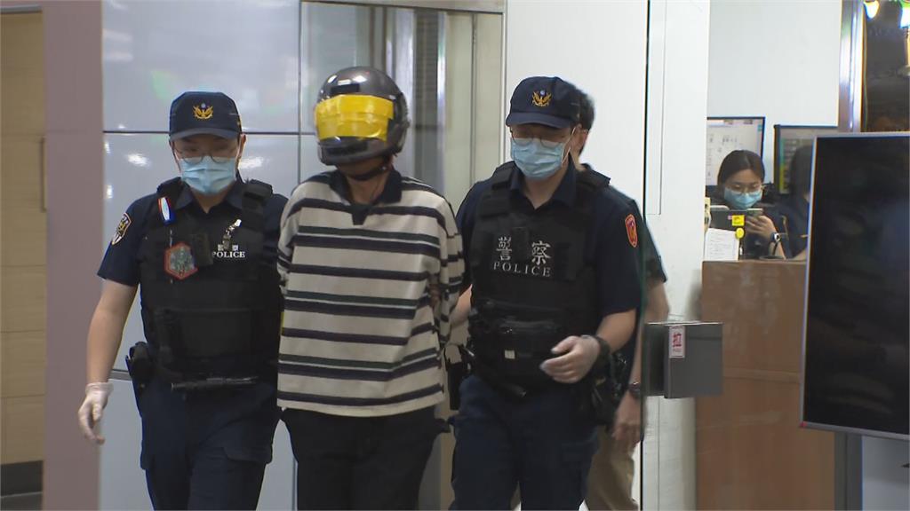 最新／北車大廳猛踹3歲菲籍女童！40歲惡男移送中正一分局畫面曝