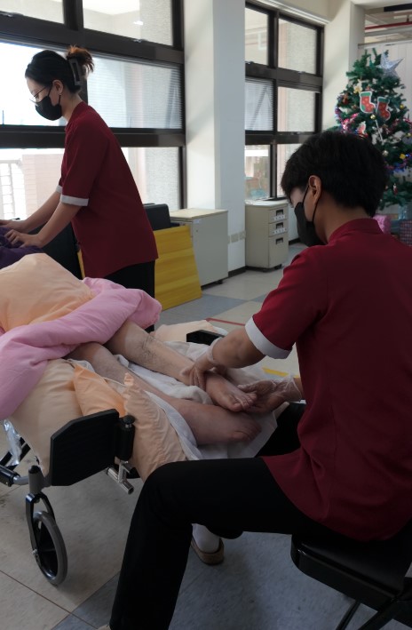 按摩店耶誕送暖! 替植物人免費按摩.刺激意識