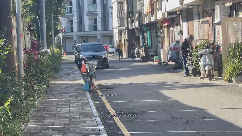 蘇澳巷弄上鎖腳踏車長期停黃線 住戶解釋這原因!警方說已違法