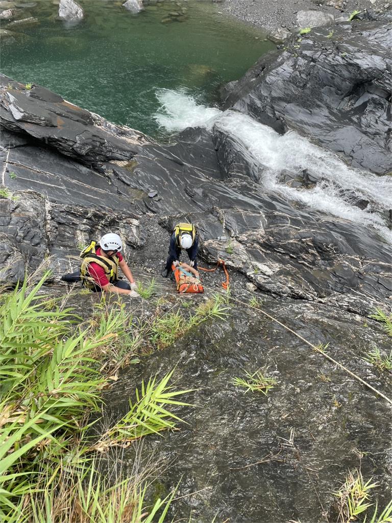 屏東佳暮村迴旋谷溪水暴漲 9人受困消防急救援平安脫險