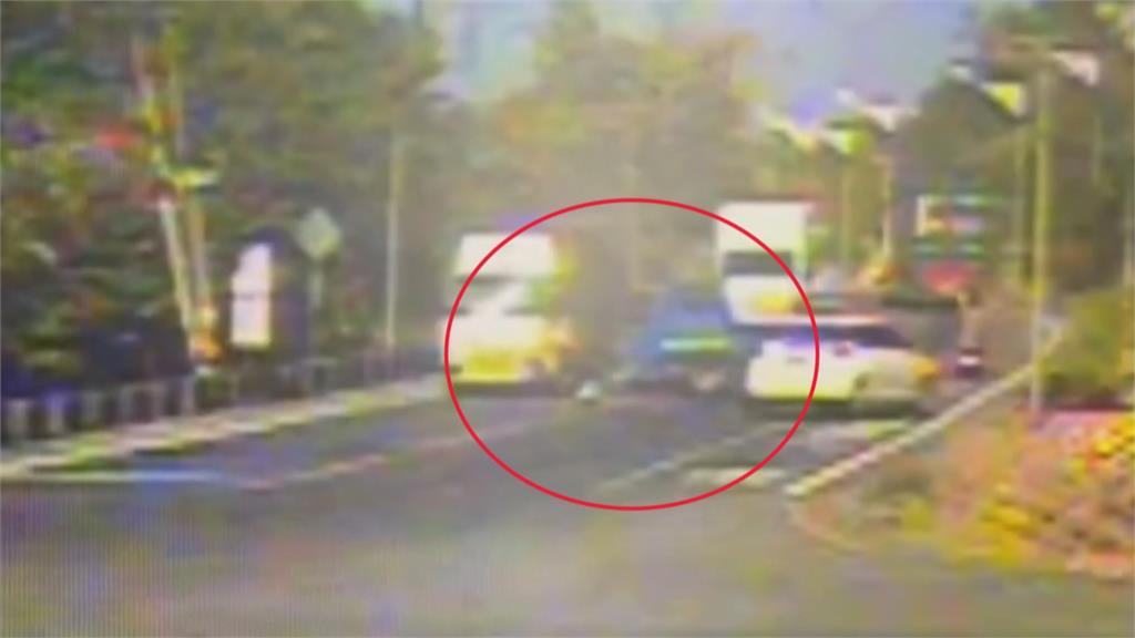 毋湯！駕駛低頭撿東西　小貨車轉彎失控撞上對向貨車