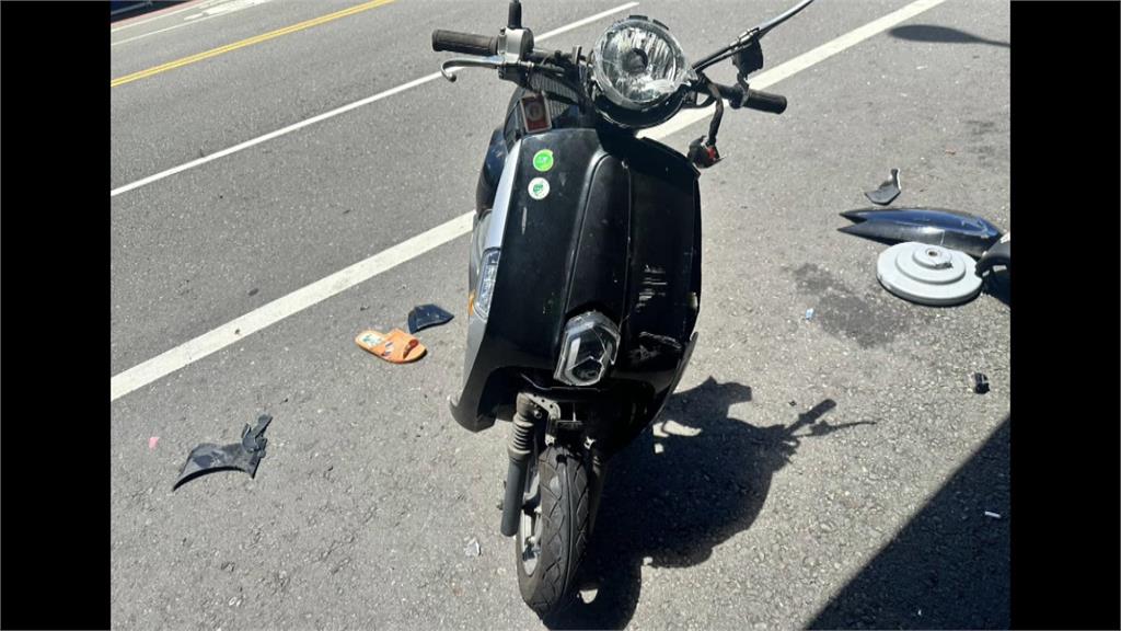 屏東騎士疑精神不濟　跨車道猛力自撞路燈再撞機車