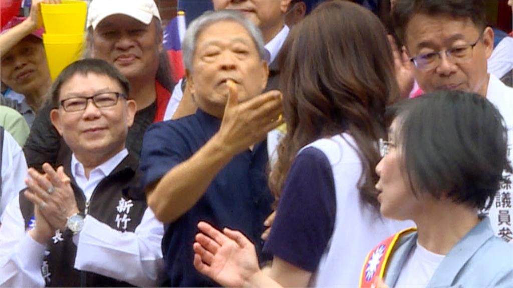尷尬！鄭麗文陪徐欣瑩登記　前縣長罵：若敗選最大戰犯就是妳