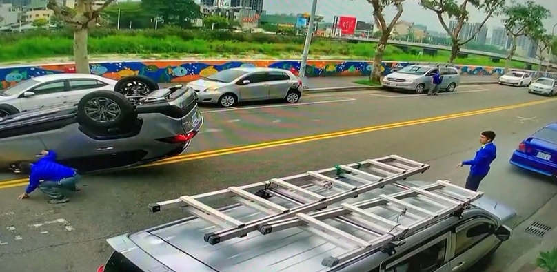 開車晃神釀禍？　駕駛自撞路邊車後失控翻車