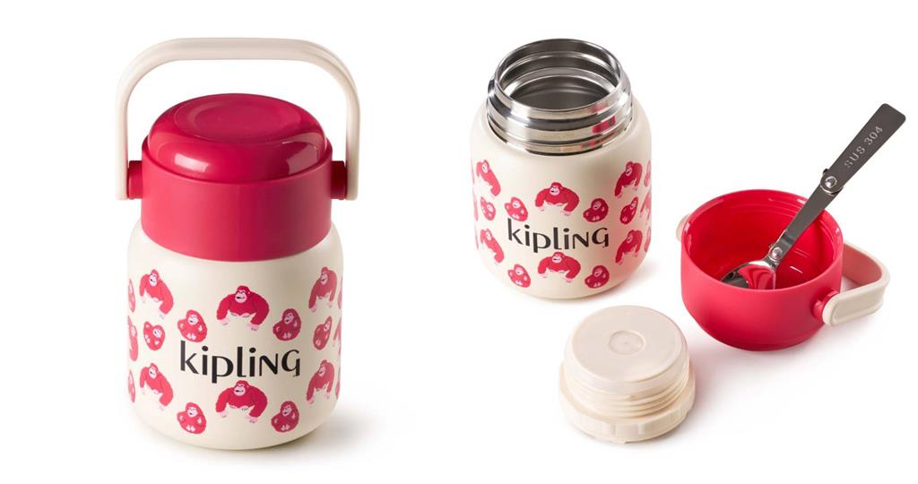 Kipling 週年慶華麗登場　酒紅展現秋冬高級時尚，輕盈隨行每一刻