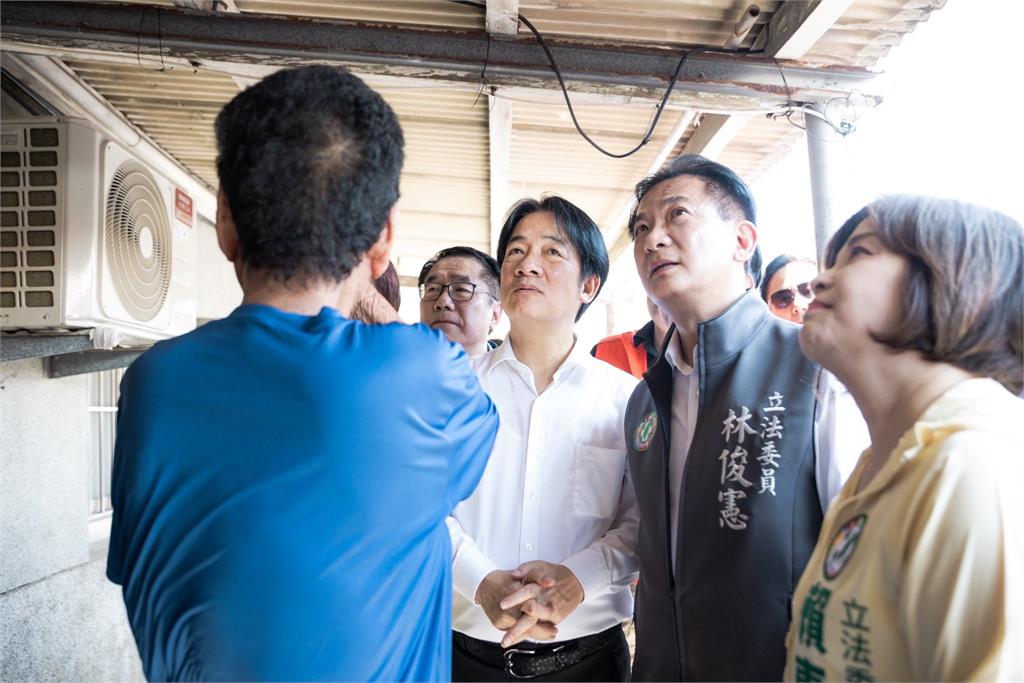 台南「屋頂送水工」竟是賴清德本人!猛爬梯開喊1句…網笑:隨扈快瘋了