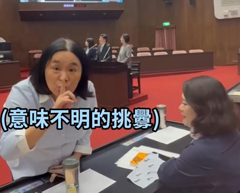 影/傅崐萁質詢被錄影不滿開嗆「羞恥」!陳玉珍「肉身護主」朝綠委比1手勢