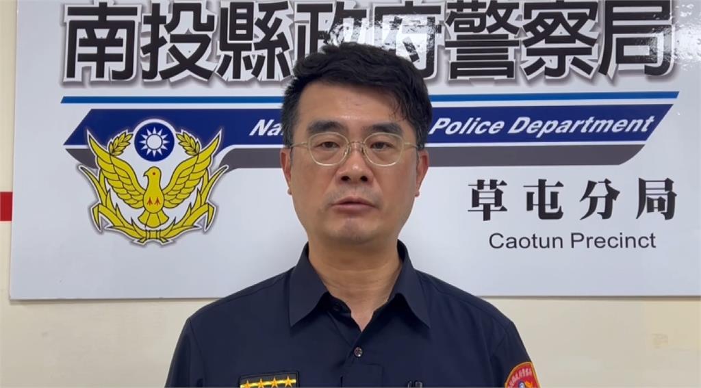 尷尬!路邊吵架砸安全帽「丟到路車」 憤怒醉男秒變臉低聲致歉