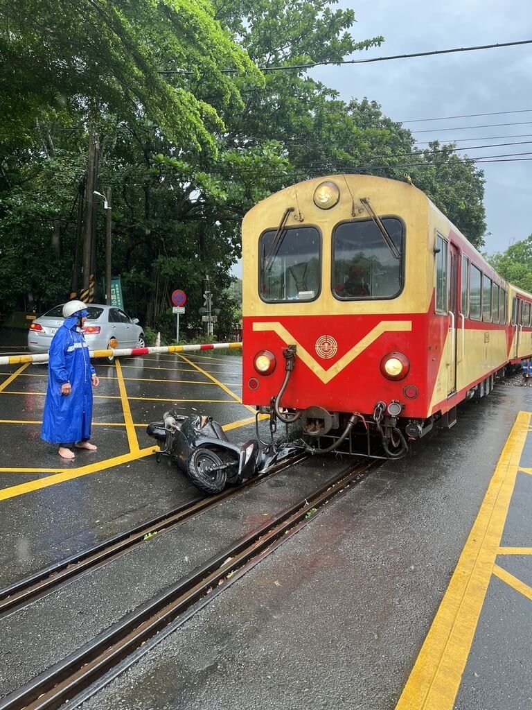 平交道驚魂!8旬雨衣伯闖阿里山林鐵 列車「急煞一瞬間」太驚險