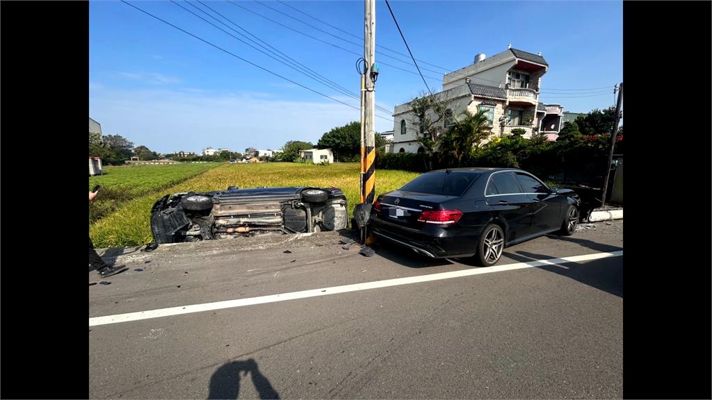失控連環撞！酒駕男失控逆向暴衝　撞貨車、電桿鮮血直流