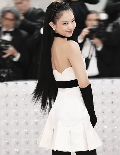盤點7套 Jennie的「Chanel 山茶花搭配」！從紅毯到私服穿搭　人間香奈兒不是說假的！