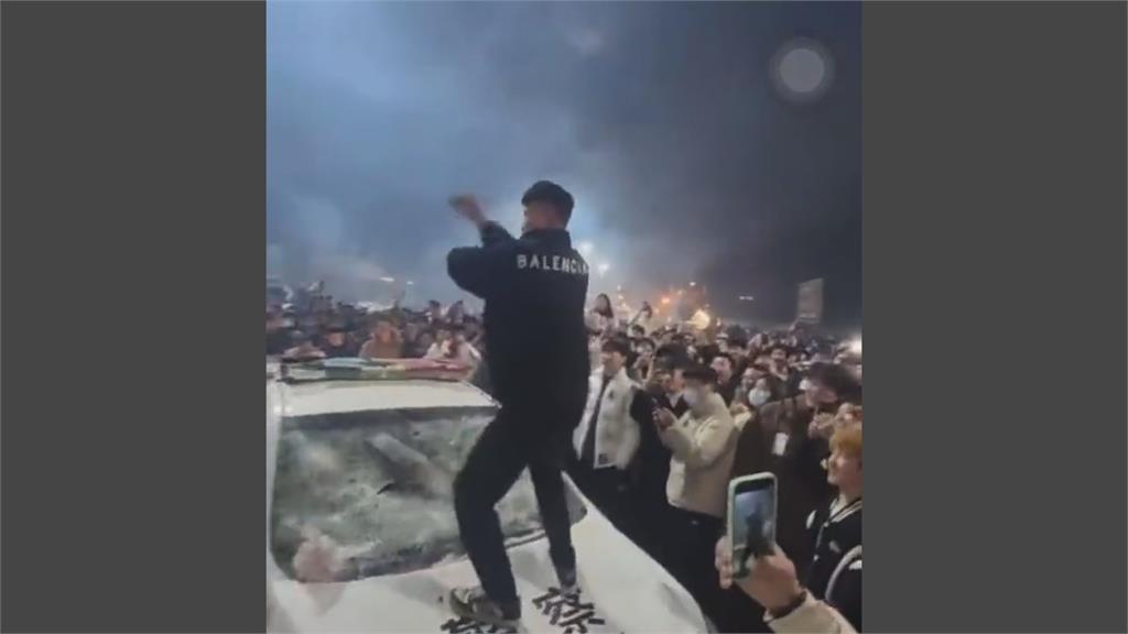 反禁煙火令！河南上千民眾圍剿「推翻警車」　1男跳車頂熱舞引眾歡呼