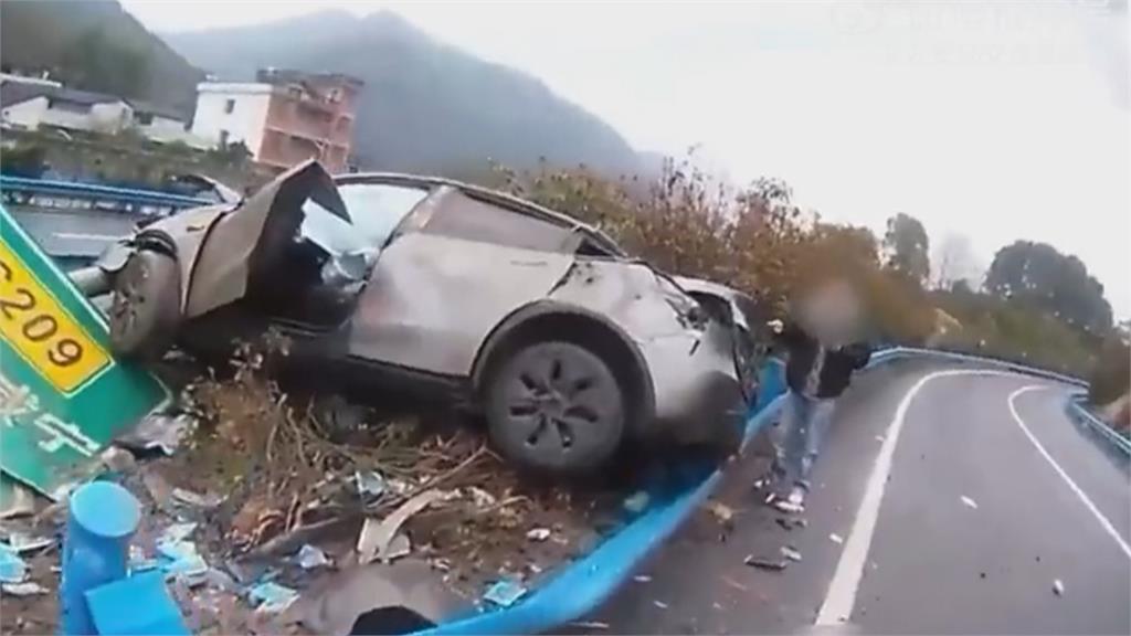 湖北特斯拉高速衝撞護欄 騰空翻兩圈落地畫面曝光