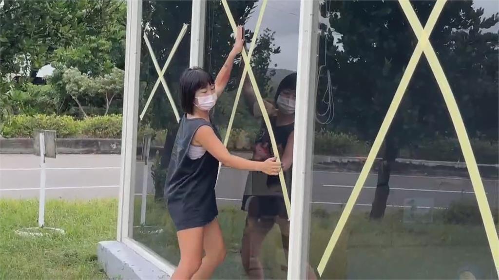 鳳凰風雨強!後壁湖「冷卻塔被吹斷」 小琉球巨浪打過堤防