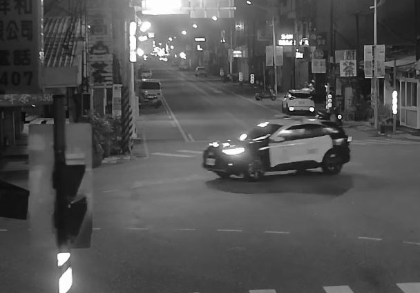 最壞示範!警車「飆速」險撞飛騎士 遭爆「趕著買鹹水雞」、分局調查將懲處