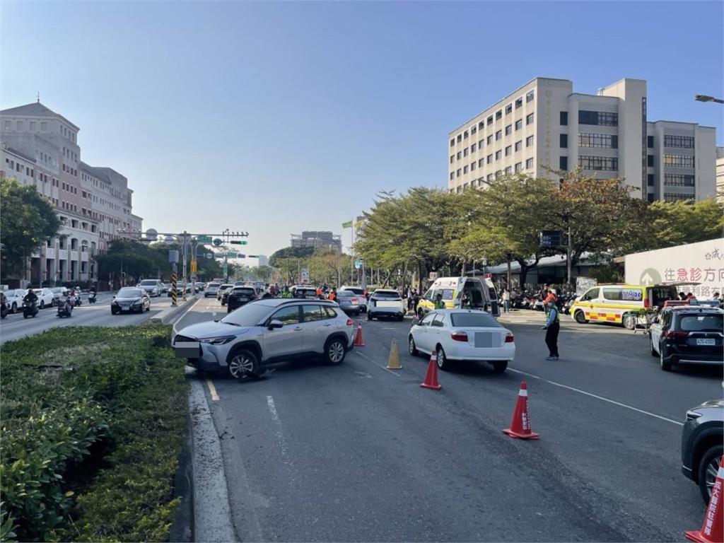 台南連環車禍！　轎車疑「煞車不及」追撞前車釀7車撞成一團