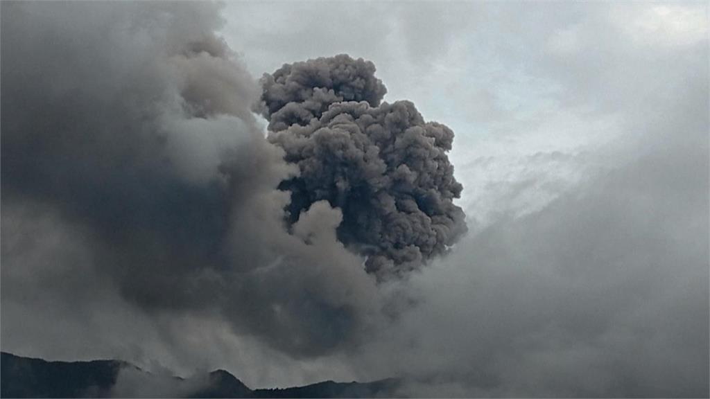 印尼馬拉比火山噴發釀11死　升高火山警戒狀態！籲附近居民快撤離
