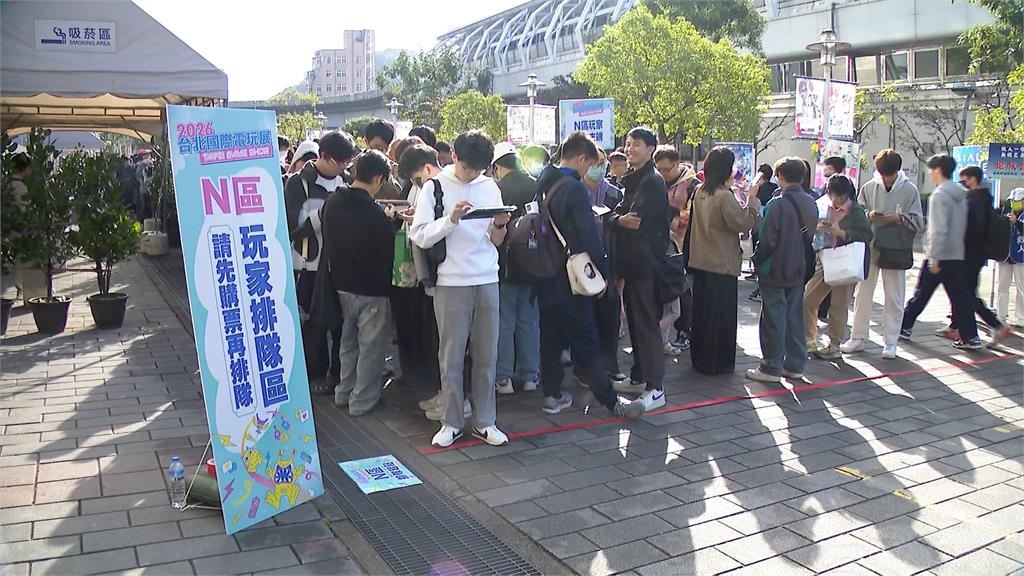 台北電玩展登場 玩家摸黑排隊上千人"貪食蛇"等開幕