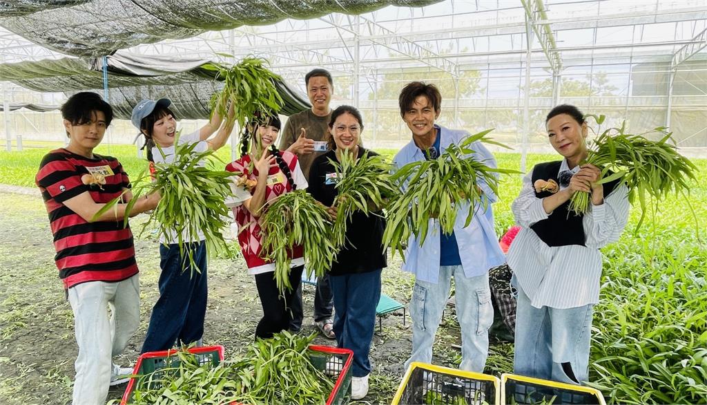 「猛農天團」露冰塊肌肉圍住楊繡惠！人體迴轉壽司親餵秀