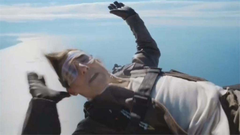 誠意十足！《捍衛戰士2》全球票房開紅盤　阿湯哥玩命跳傘謝粉絲