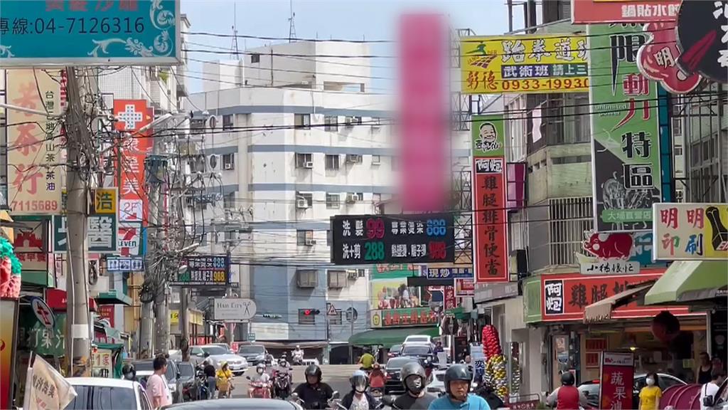扯!廣告看板延伸近半個路面 民眾:政府都沒在管?