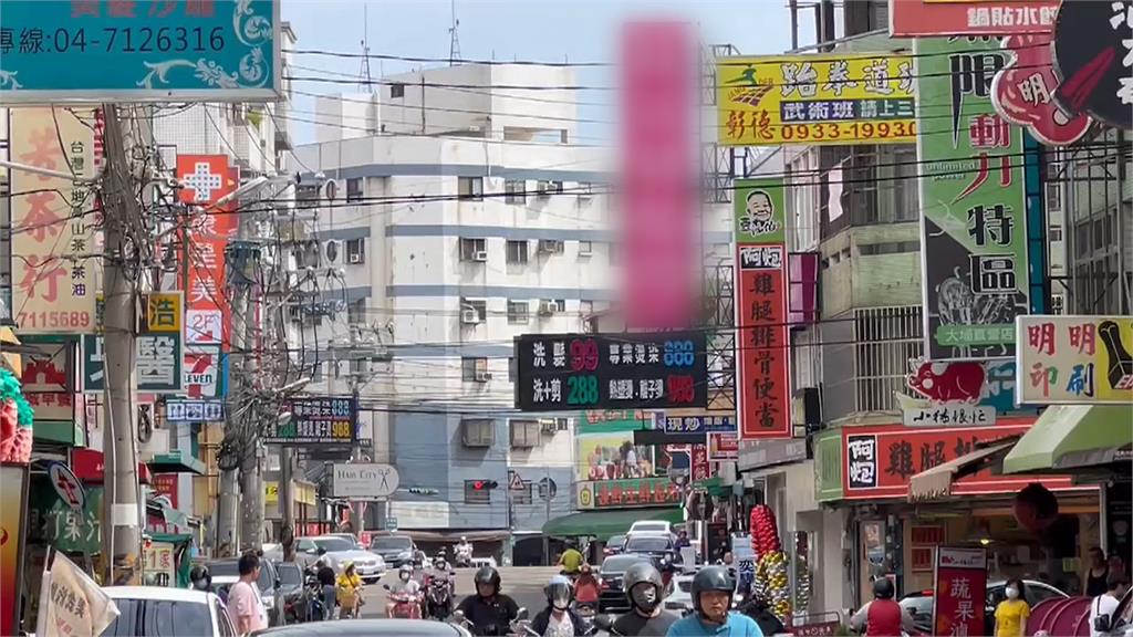 扯！廣告看板延伸近半個路面　民眾：政府都沒在管？