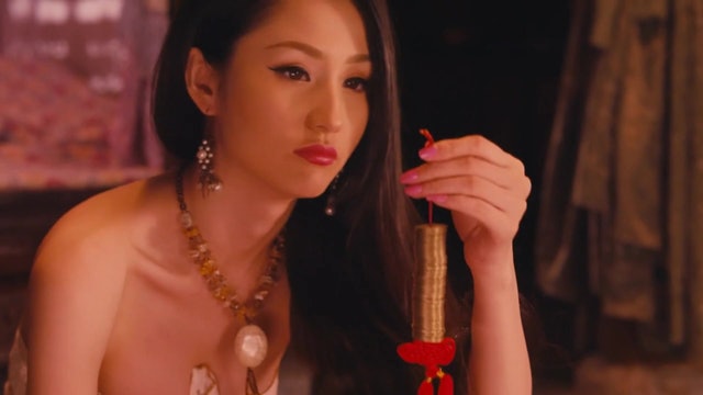 動作片女星曬「反差+九頭身警花照」網暴動!她自曝父親曾是警界高層