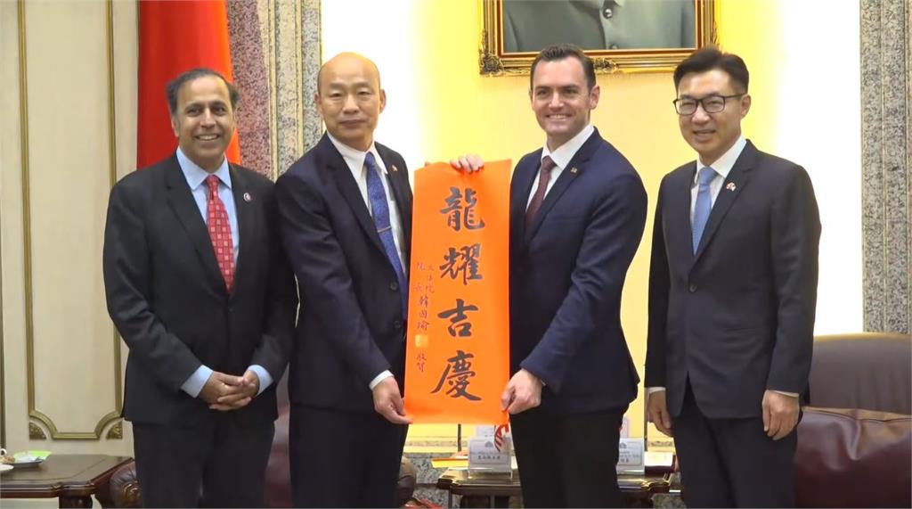 快新聞/分庭抗禮!PK超夯「六順和春」 韓國瑜「金蛇迎春」春聯曝光