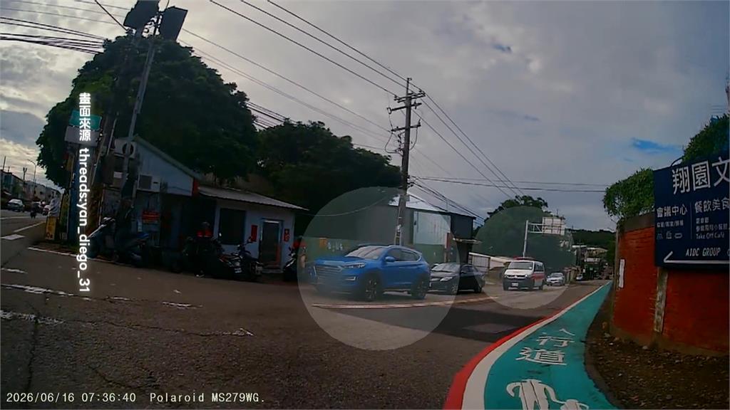 台中救護車鳴笛困車陣！　熱心騎士指揮「轎車還不讓」