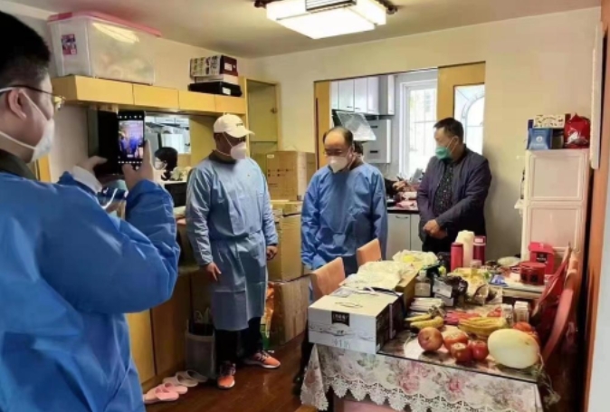上海副市長視察民宅！冰箱塞滿食物、手藏袖裡　網諷：感謝伸出圓手