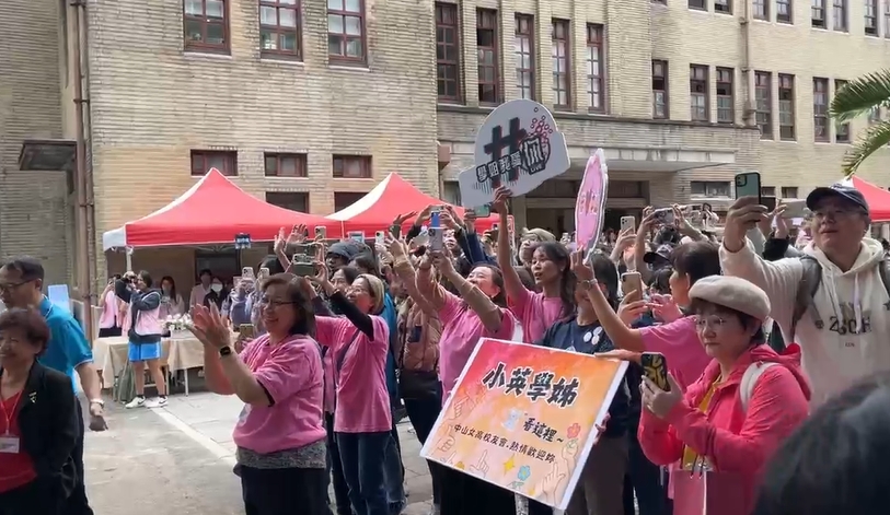 快新聞/「小英學姊」回中山女高!被問盤絲洞 蔡英文反應曝光