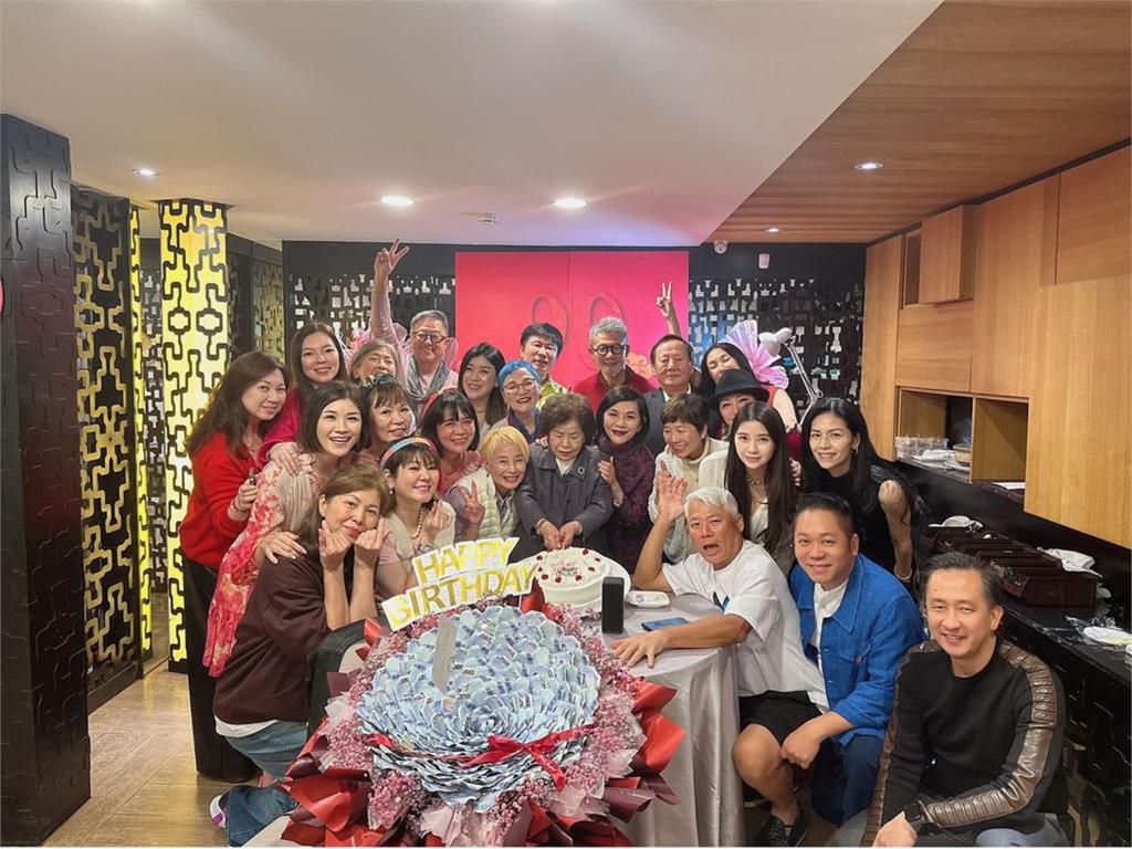 張清芳歡慶媽媽90大壽!豪送「千元大鈔花束」超狂金額驚呆眾人