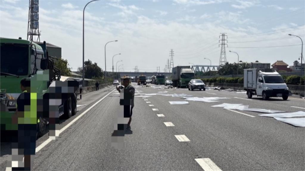 國道血滴子! 貨車鐵片疑未綁牢噴飛 轎車沒閃過撞上