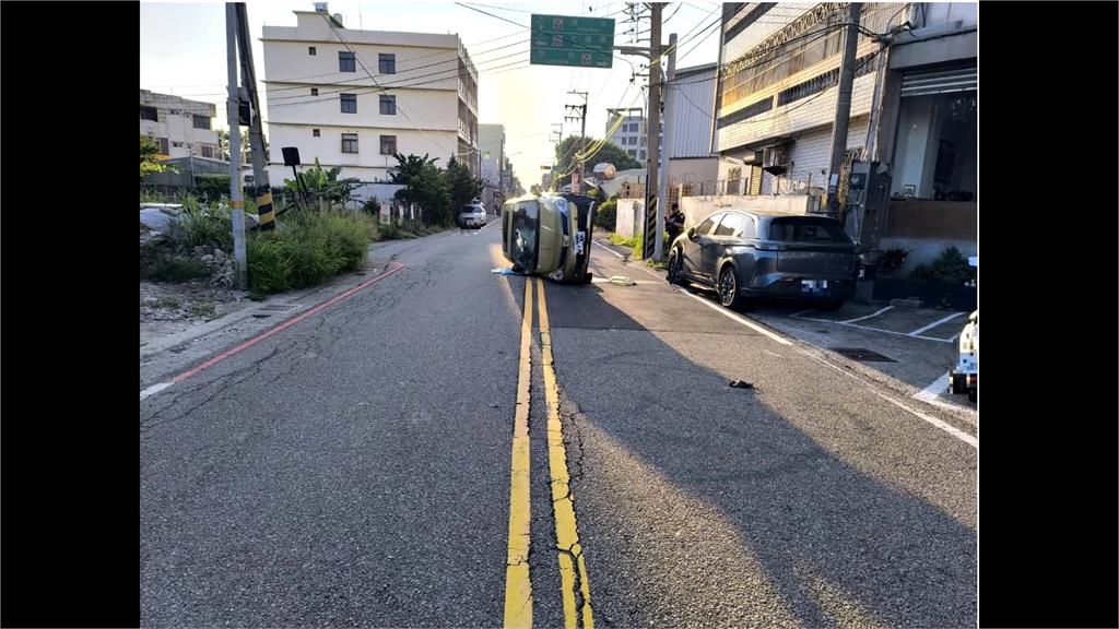 有詭？逆向撞車「９０度側翻」　駕駛急拿包包棄車逃逸