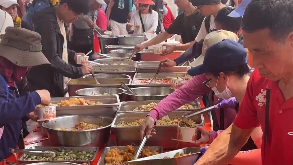 大甲媽回程「開葷」! 在地宮廟美食料理大車拚
