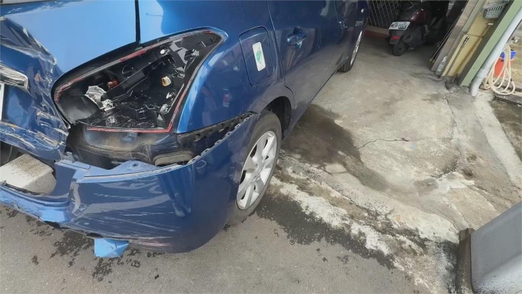 嘉義小貨車逆撞路邊５汽機車　衝進民宅！駕駛酒測值０‧４２