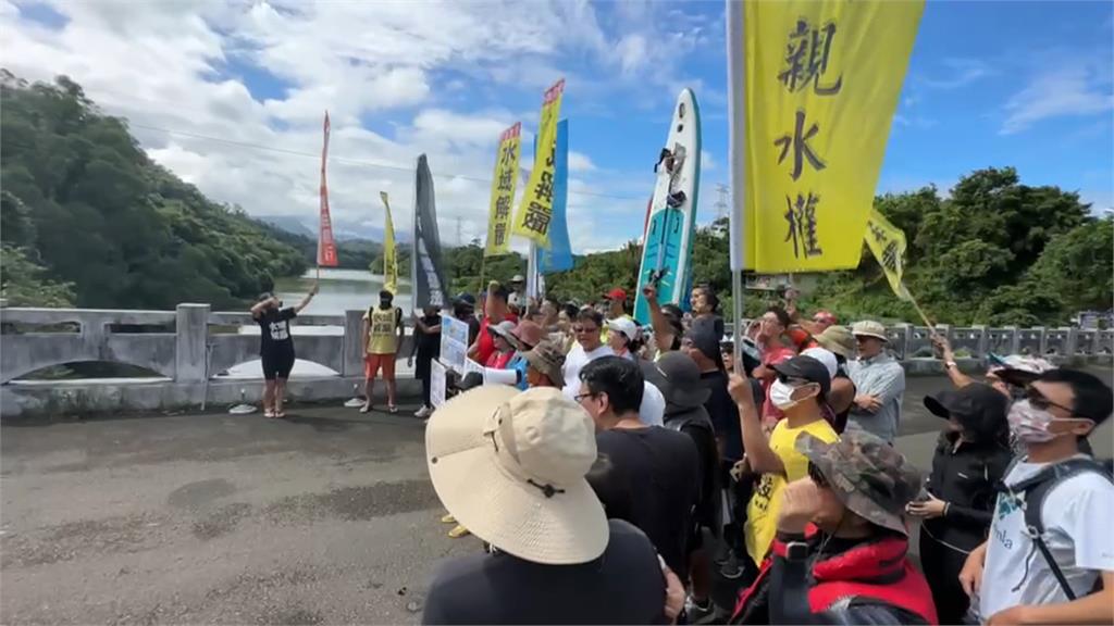 民團抗議大埔峨眉湖水上活動管制　SUP玩家下水奪親水權