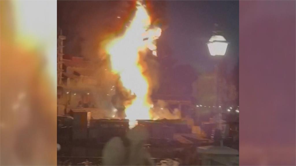 美國迪士尼表演「發爐」　巨大噴火龍燒成火柱