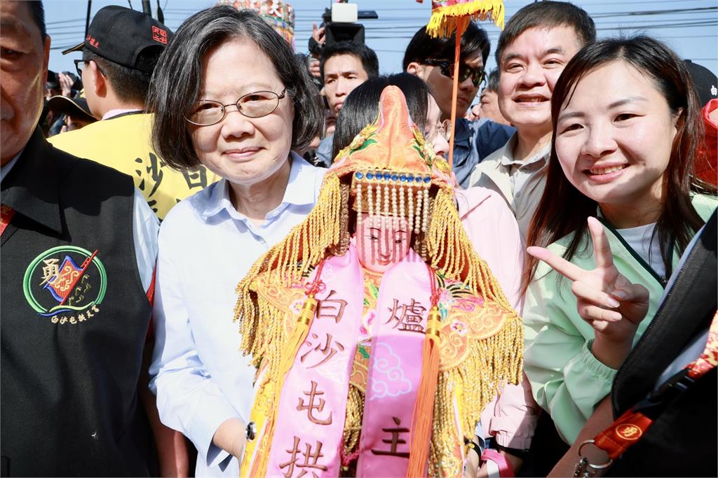 蔡英文退休人氣猛飆「超狂數據曝光」！加碼「雙媽祖合影」5千網瘋：興奮死了我