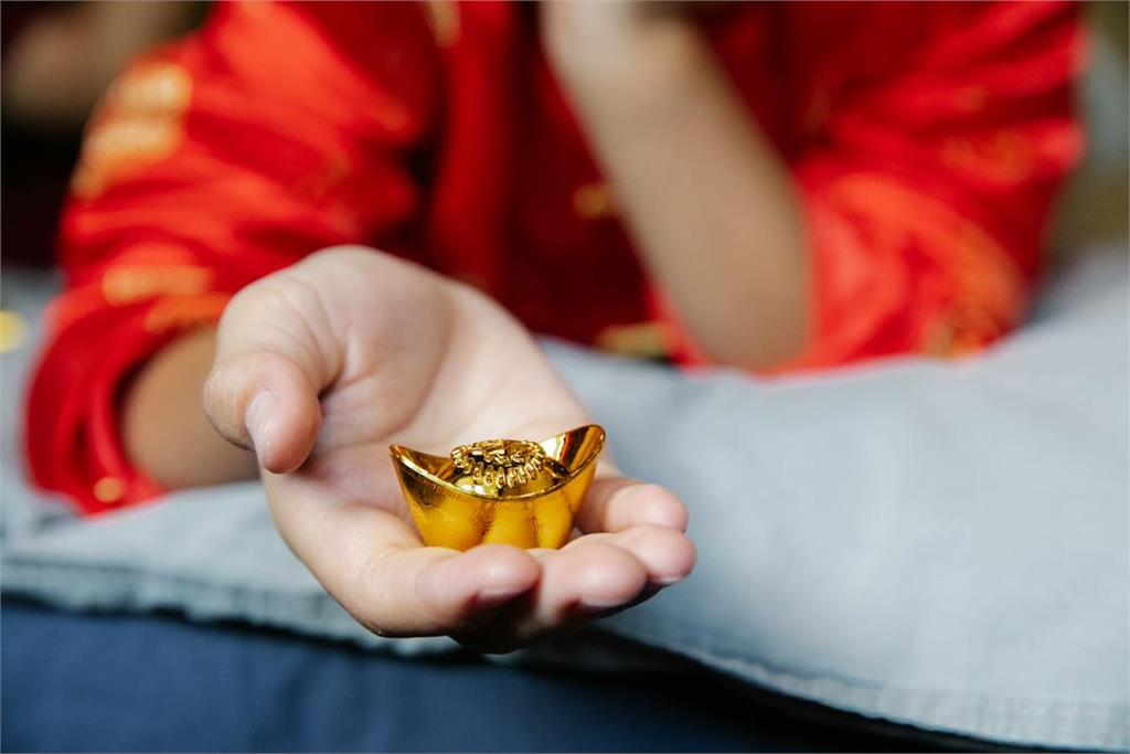 尾牙抽獎拚手氣!12星座「開運密技曝」牡羊床底擺紅包、他曬太陽吸好運