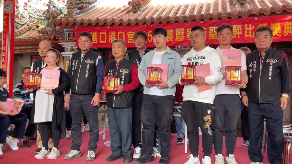 娶某前! 男擲"12個聖筊"抱回東石港口宮休旅車大獎