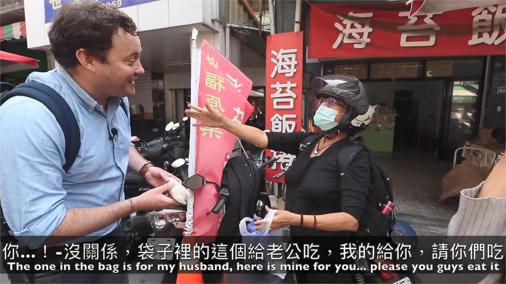 要等1小時!阿姨熱情贈英男排隊小吃 笑喊:要把台灣美食講出去