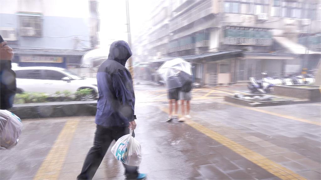 風雨襲雙北大學! 文大颳11級風週二起採線上授課